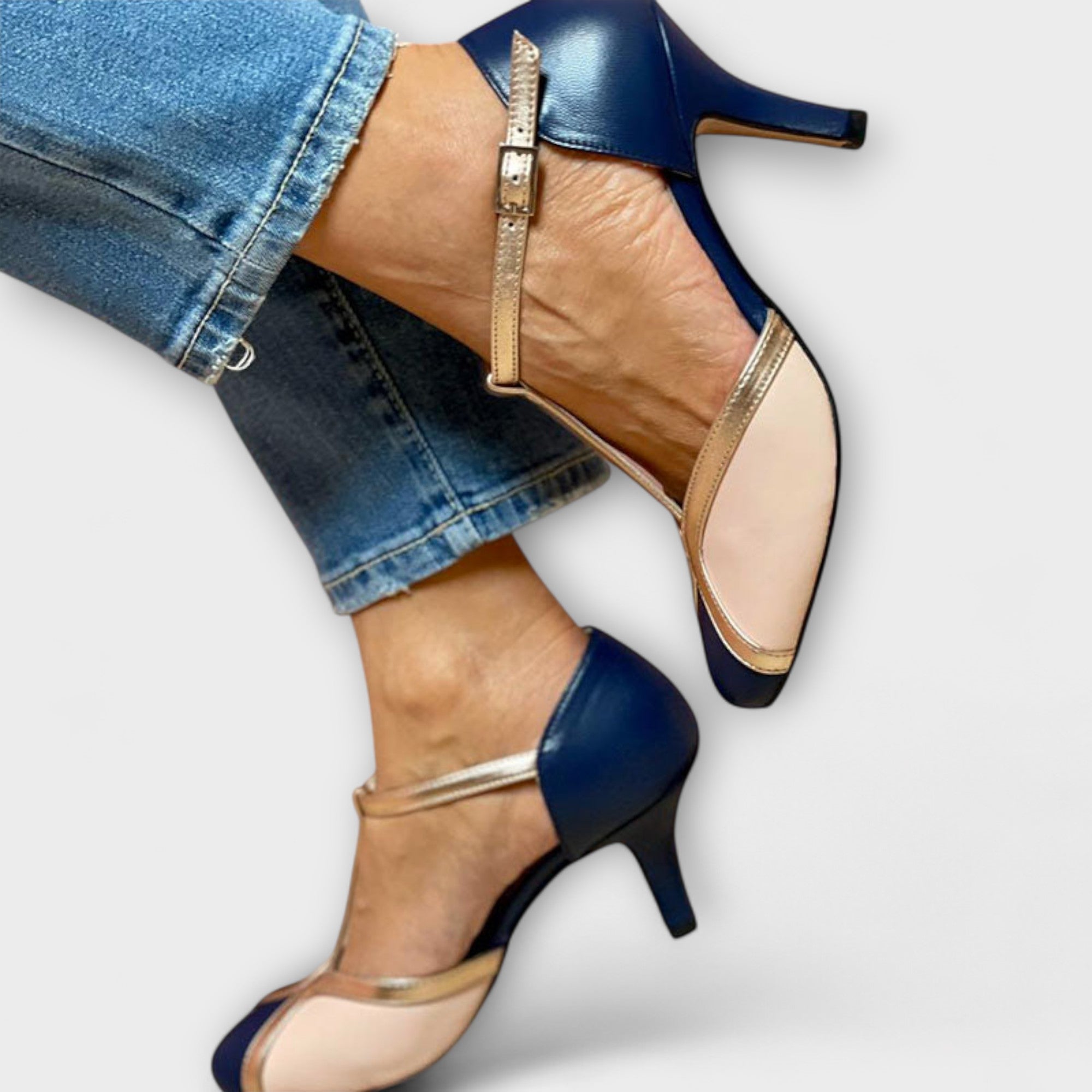 Alessia – Elegante T-Strap in Twee Kleuren