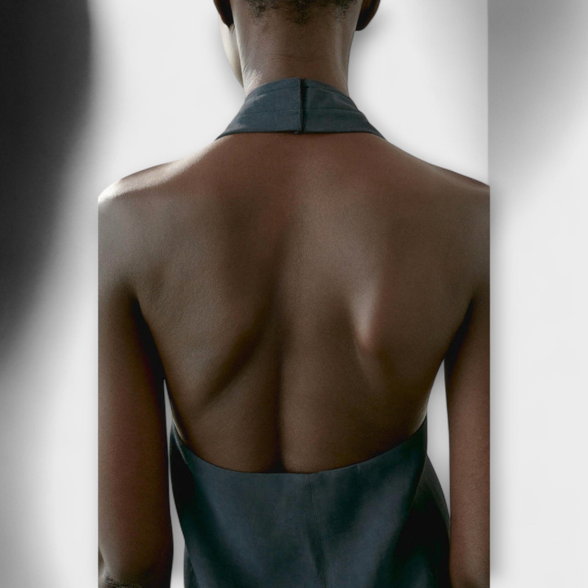 Hannah - Blauwe Halter Top met Ruguitsnede