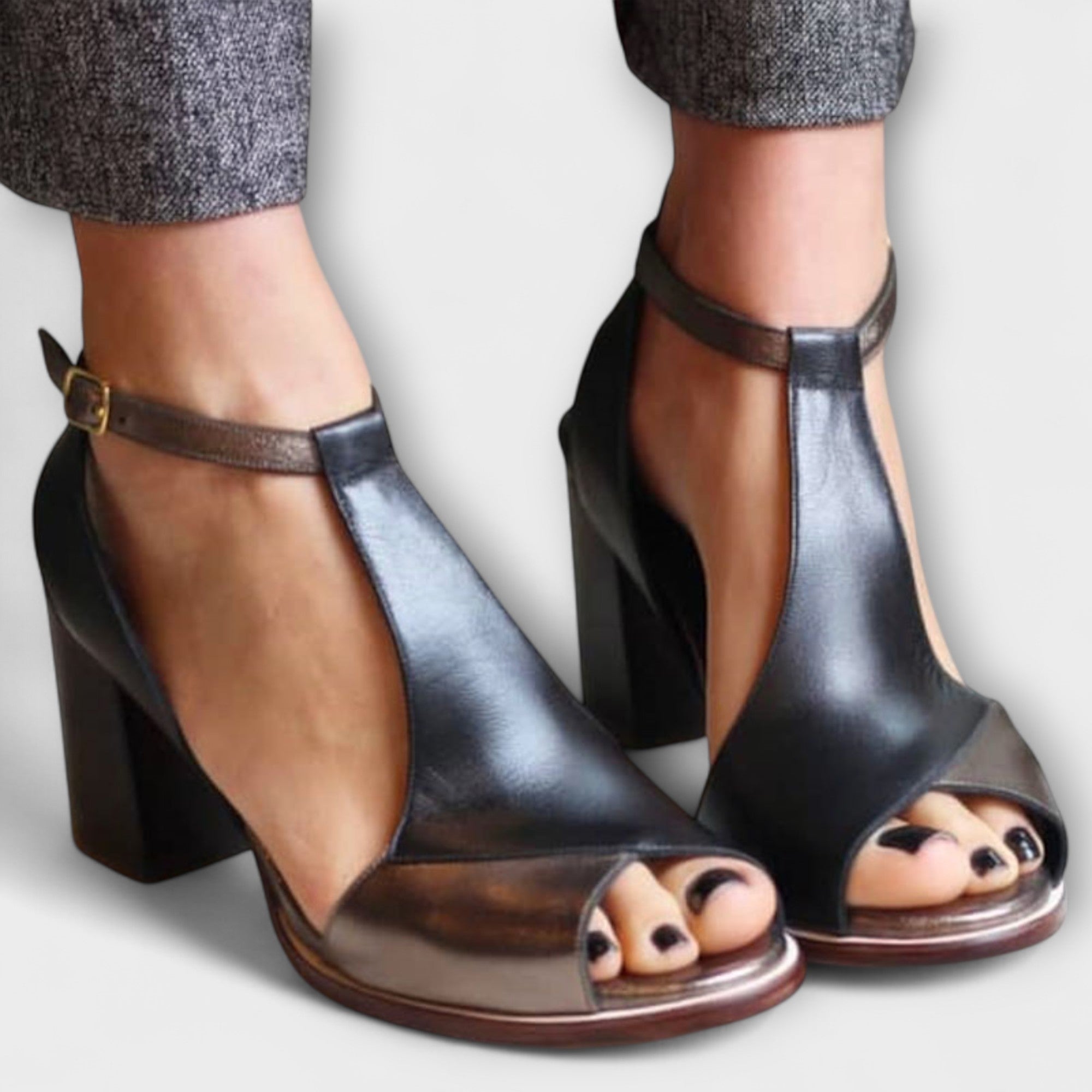 Nadaria – T-Strap Stijl met Comfort